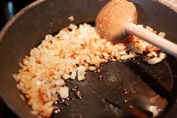 Rehogando la cebolla en la grasa obtenida de freir la carne